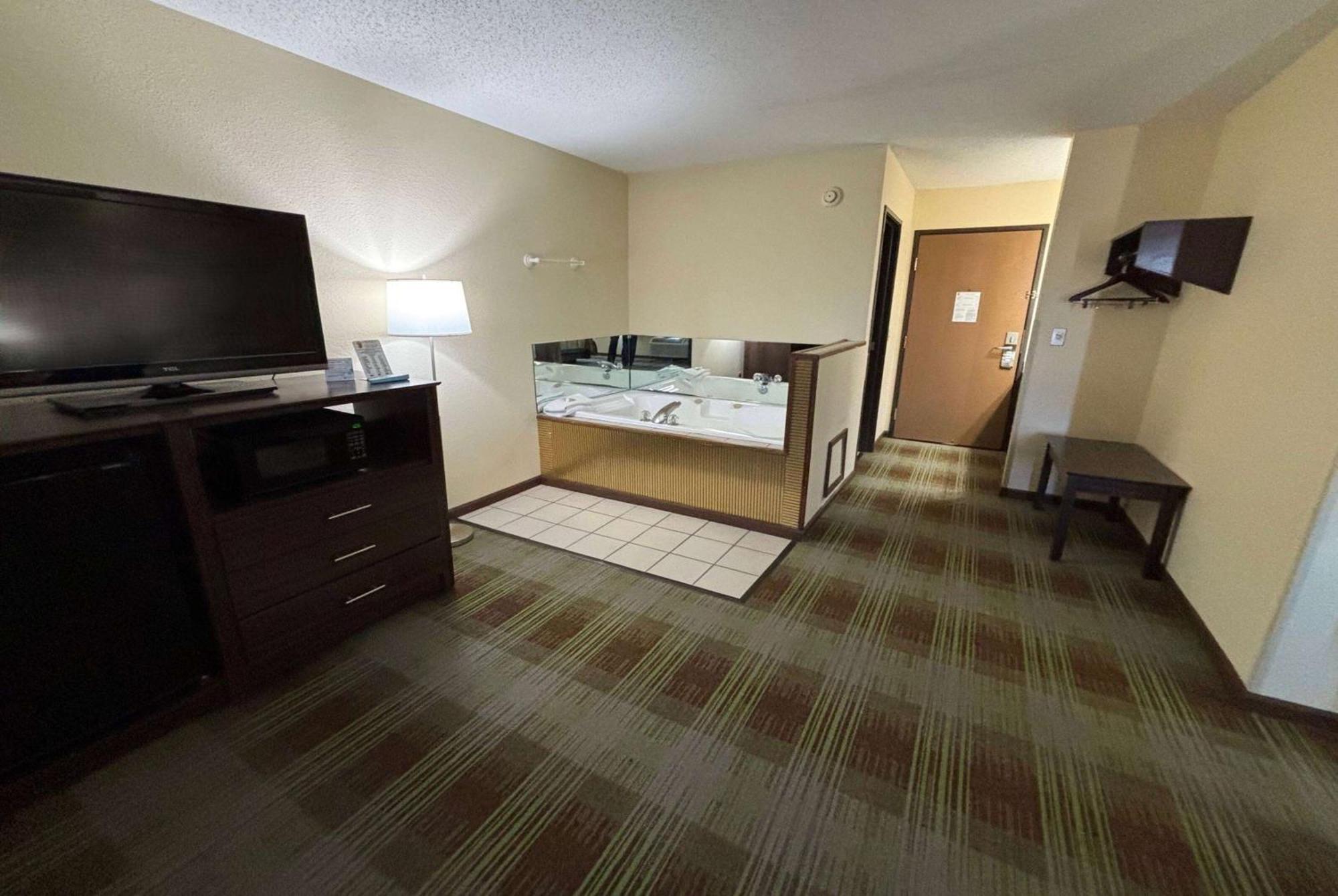 Super 8 By Wyndham Lincoln Hotel Exterior photo