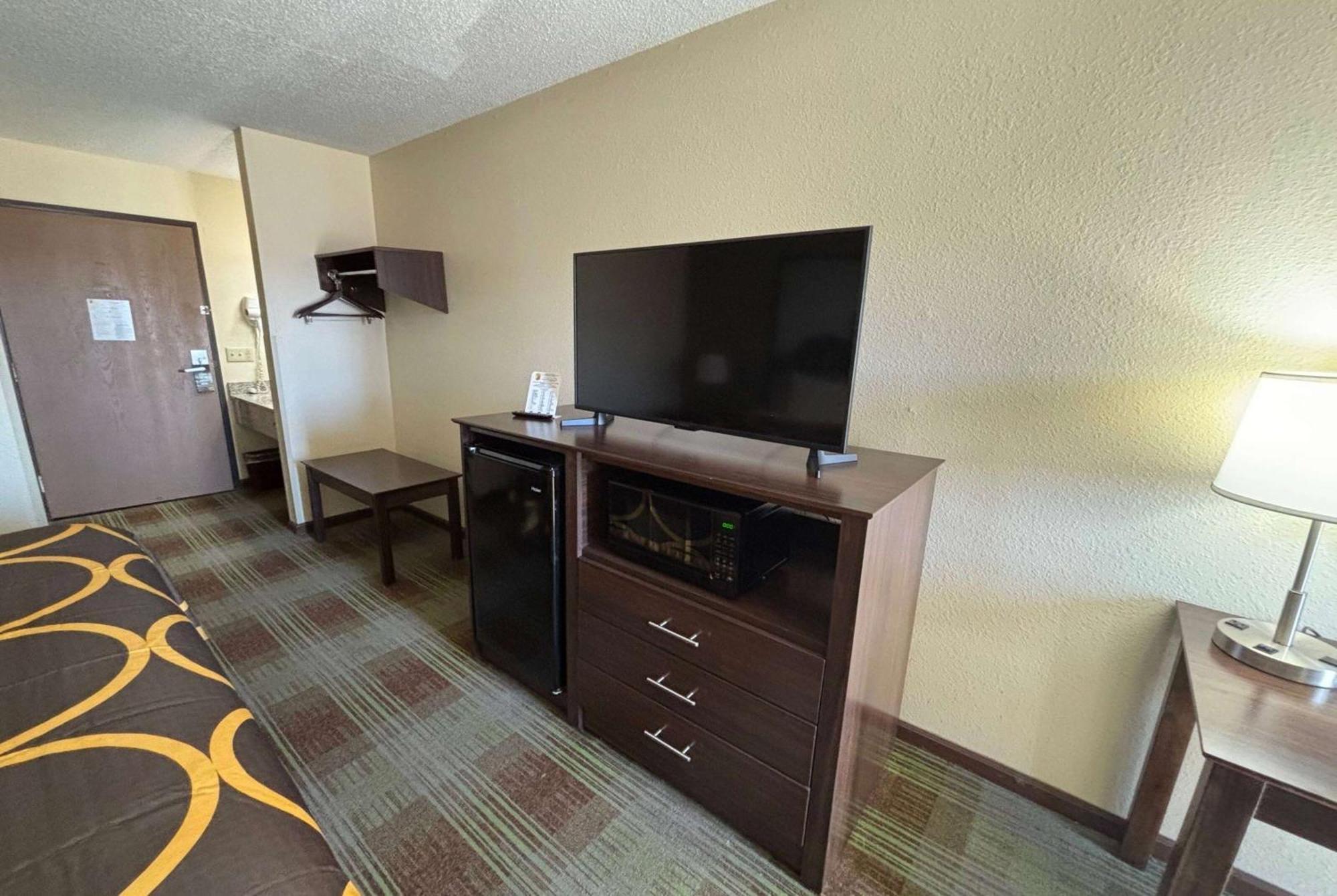 Super 8 By Wyndham Lincoln Hotel Exterior photo